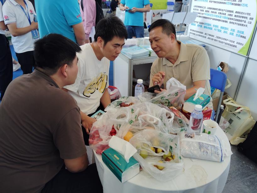 云浮鴻志公司董事長方裕賢先生親臨現(xiàn)場，給客人介紹產(chǎn)品的優(yōu)勢與應(yīng)用